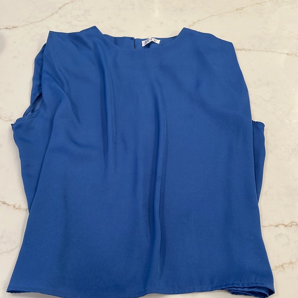 Royal blue blouse, medium but can fit smalls